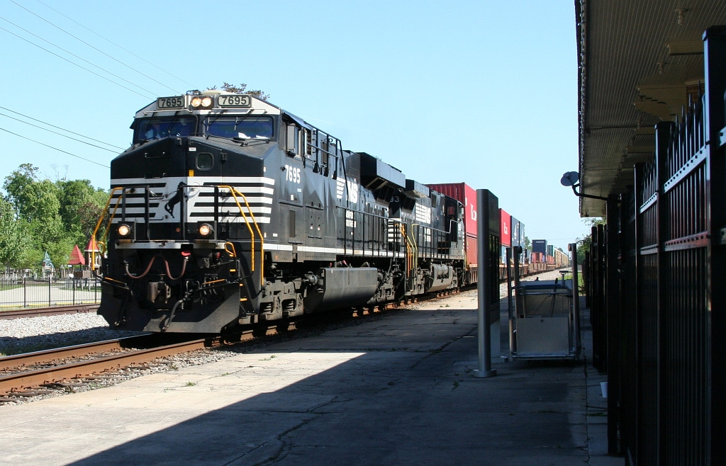 NS 7695 leading pig train into NO